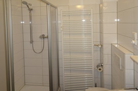 Günstiges Doppelzimmer mit Dusche und WC